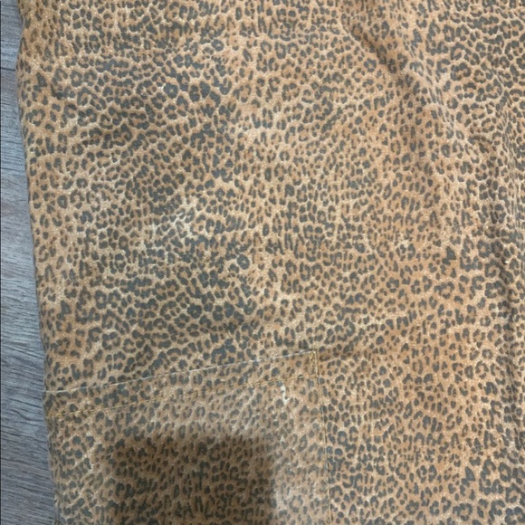 Scrub top leopard print size small women’s - Picture 2 of 6